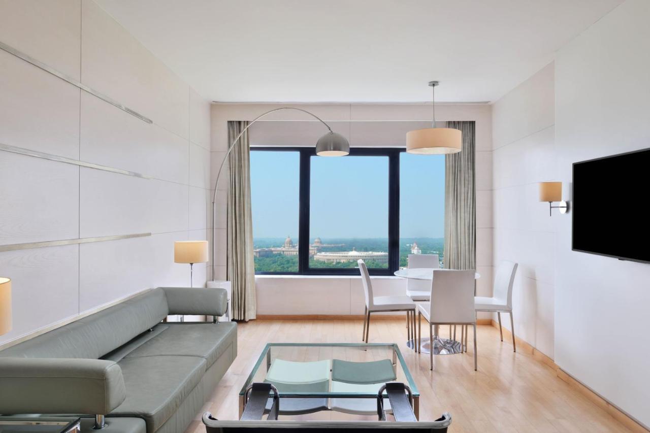 Executive Suite - 2 way Airport Transfer, Access to club lounge including Hi-Tea from 3-5 pm, Happy Hours from 6-8 pm